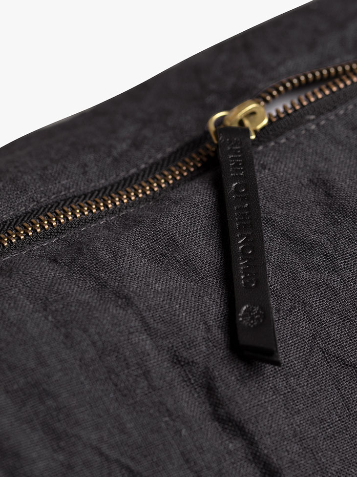 Spirit of the Nomad - Exklusivt kuddfodral i 100% linne - Lava Grey